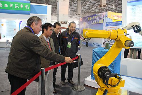 我校參加第二十四屆廣西科技活動(dòng)周新技術(shù)新產(chǎn)品交流交易會(huì)(2015-01