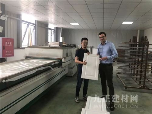 依威全屋定制整裝材料歐洲供應商參觀工廠，技術轉(zhuǎn)讓開啟新篇章